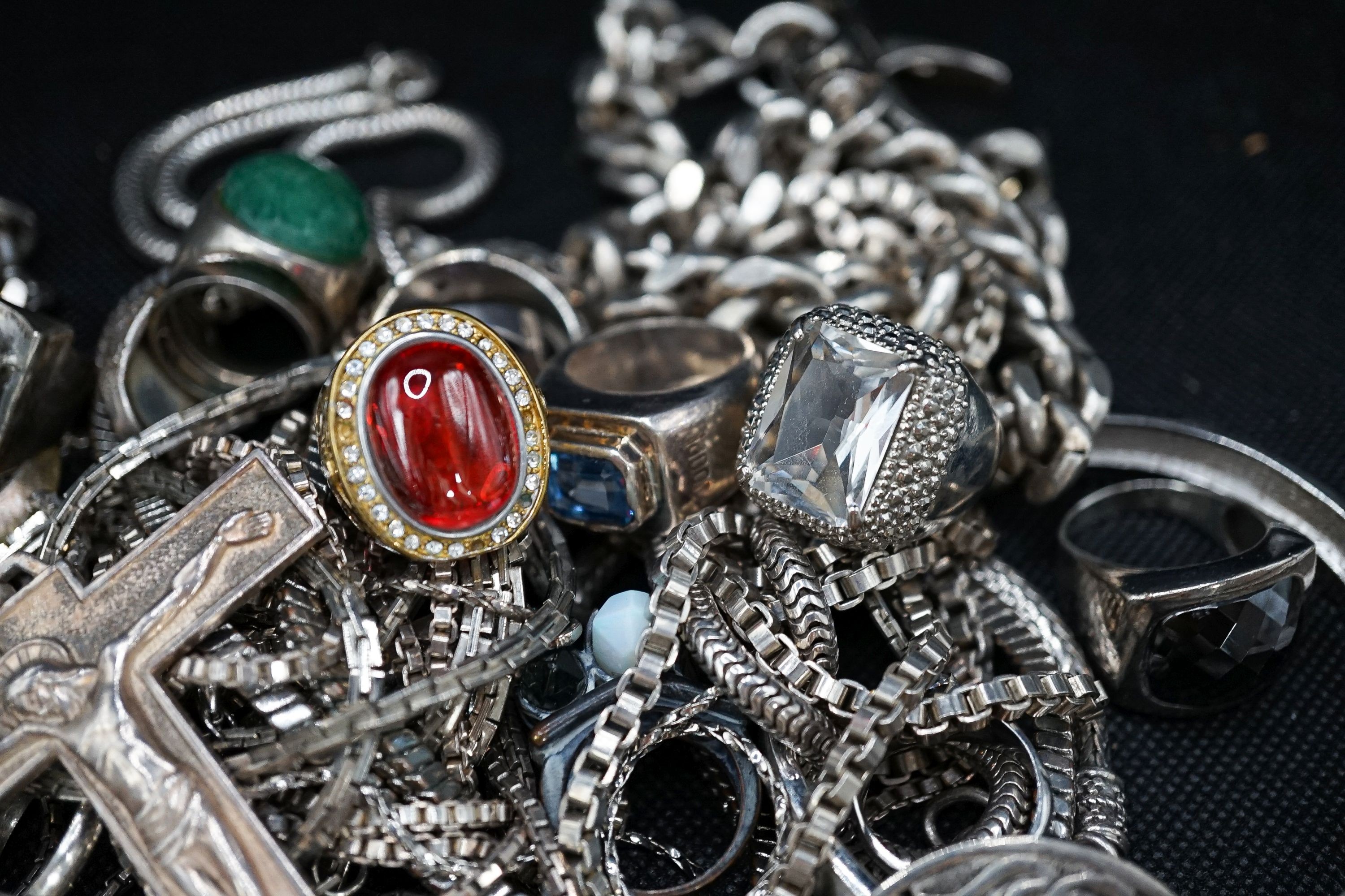 A mixed group of mainly white metal jewellery, including bracelet and rings.